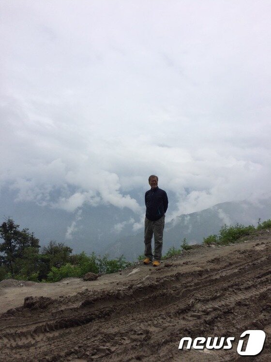 본문 이미지 - 문재인 대통령이 지난해 6월  네팔 트레킹을 마치고 서 있는 모습. 트위터 위드비비안(@vvilove) 계정 제공.ⓒNews1