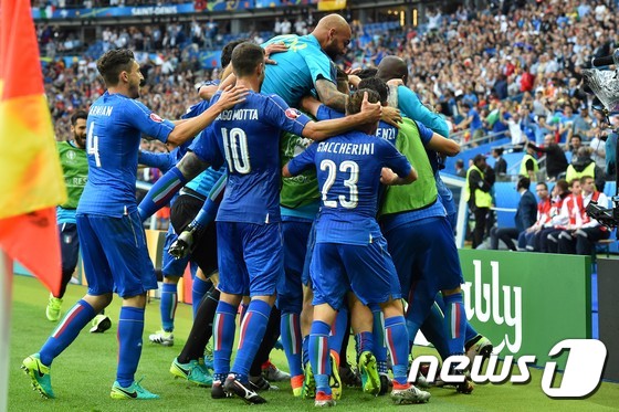 이탈리아 선수들이 28일(한국시간) 프랑스 생드니의 스타드 드 프랑스에서 열린 스페인과의 2016 유럽축구선수권대회(유로 2016) 16강전에서 득점 후 세리머니를 펼치고 있다. © AFP=News1