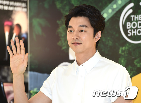 (서울=뉴스1스타) 고아라 기자 = 배우 공유가 28일 오전 서울 더바디샵 홍대점에서 열린 바이오 브릿지 캠페인 행사에 참석해 손을 들어 훈훈한 외모를 발산하고 있다.