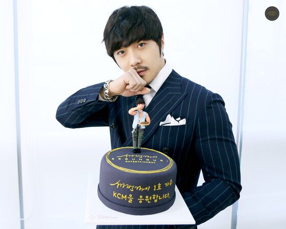 본문 이미지 - KCM이 응원 케이크와 인증샷을 찍었다.ⓒ News1star / 세번걸이 엔터테인먼트 공식 SNS