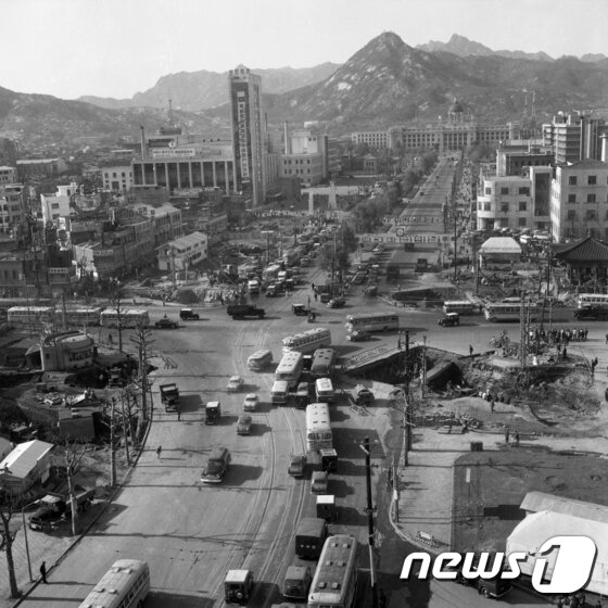 본문 이미지 - 1966년 4.월29일 세종로 지하도 공사 현장. (서울시 제공)/뉴스1 ⓒ News1