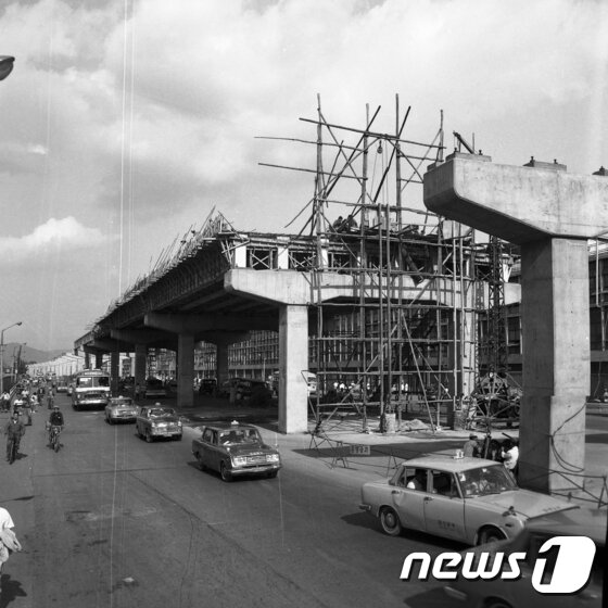 본문 이미지 - 1968년 5월31일 청계천 고가도로 공사 현장. (서울시 제공)/뉴스1 ⓒ News1