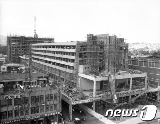 본문 이미지 - 1967년 7월26 세운상가개통식. (서울시 제공)/뉴스1 ⓒ News1