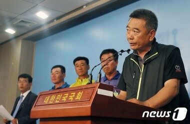 본문 이미지 - 서해5도중국어선대책위 공동위원장들이 지난 6월 서울 여의도 국회 정론관에서 서해5도 중국어선 불법조업에 대한 정부와 국회 차원의 대책 촉구 및 정책 대안 제시 기자회견을 하는 모습. 2016.6.29/뉴스1 ⓒ News1 송원영 기자
