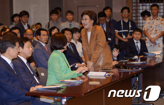 제13주년 지역신문의 날 기념식 참석한 이혜훈 새누리당 의원