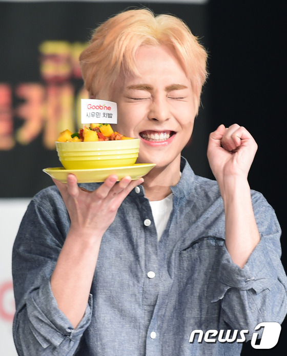 (서울=뉴스1스타) 권현진 기자 = 엑소(EXO) 시우민이 29일 오후 서울 청담 일지아트홀에서 열린 ‘굽네 볼케이노와 함께하는 EXO 치밥 쿠킹 팬사인회’에 참석해 망고 치밥을 …