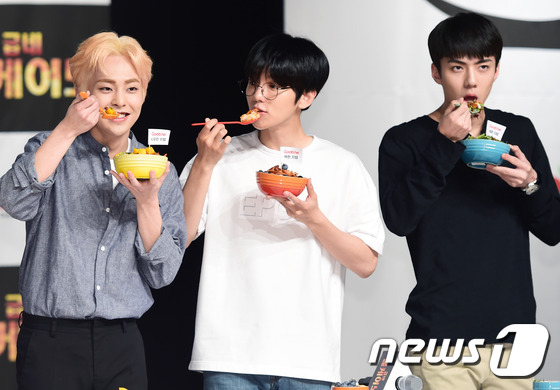 (서울=뉴스1스타) 권현진 기자 = 엑소(EXO) 시우민, 백현, 세훈(왼쪽부터)이 29일 오후 서울 청담 일지아트홀에서 열린 ‘굽네 볼케이노와 함께하는 EXO 치밥 쿠킹 팬사인회 …