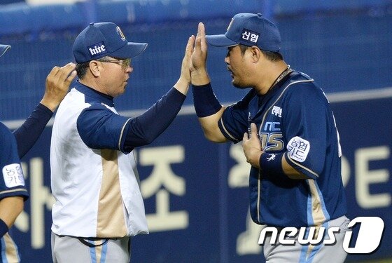 본문 이미지 - NC 다이노스에서 감독과 선수로 함께 했던 김경문 한화 감독과 이호준 NC 감독. /뉴스1 ⓒ News1 오대일 기자