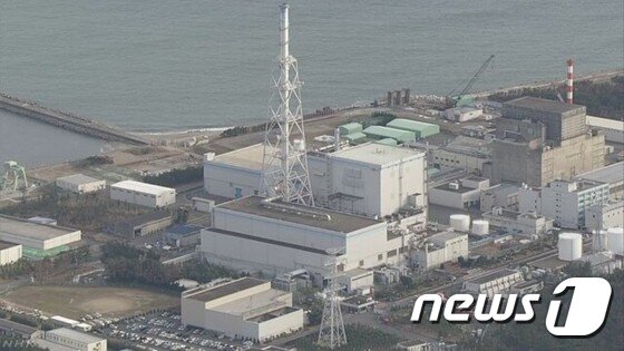본문 이미지 - 2011년 동일본 대지진 이후 가동이 중단된 이바라키현 도카이 제2원자력발전소 건물 지하 바닥에 방사성 폐수가 누출된 것으로 나타났다. (NHK 캡처) ⓒ News1