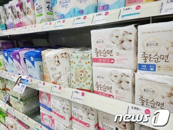 본문 이미지 - 3일 서울 종로구의 한 드러그스토어에서 판매되는 생리대 제품들. 대부분의 제품들이 1+1, 2+1 행사 상품으로 판매되고 있다. 2016.6.3/뉴스1 ⓒ News1