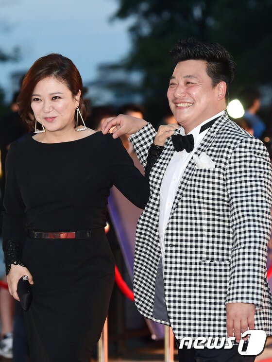 본문 이미지 - 백상예술대상 레드카펫에 함께한 김숙(왼쪽)과 윤정수. ⓒ News1