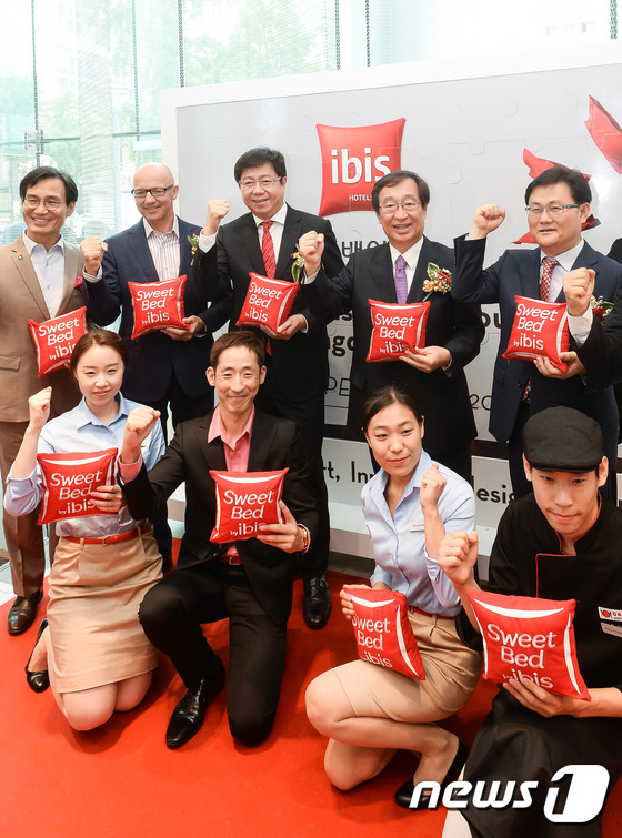 (서울=뉴스1) 유승관 기자 = 패트릭 바셋 아코르호텔그룹 아시아지역 최고운영책임자(왼쪽 두번째), 서정호 앰배서더 호텔 그룹 회장(왼쪽 세번째)과 직원들이 30일 서울 을지로5가 …