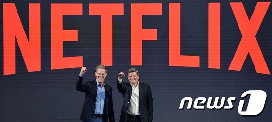 본문 이미지 - 리드 헤이스팅스 넷플릭스 최고경영자(왼쪽)와 테드 사란도스 넷플릭스 최고콘텐츠책임자가 30일 오전 서울 여의도 콘래드호텔에서 열린 넷플릭스 기자간담회를 마친 뒤 파이팅을 외치고 있다. 2016.6.30/뉴스1 ⓒ News1 박지혜 기자