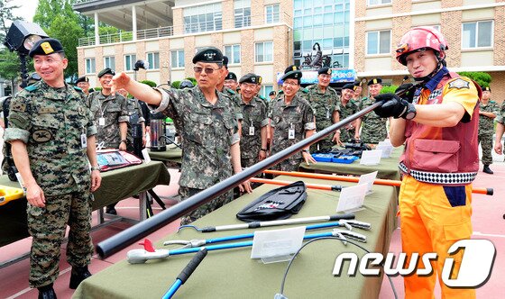본문 이미지 - 30일 오후 전북 익산시 제7공수여단에서 실시한 재난구조부대 임무수행능력 평가에 참석한 장준규 육군참모총장이 소방관의 마취총 시연을 보고 있다.2016.6.30/뉴스1 ⓒ News1 문요한 기자