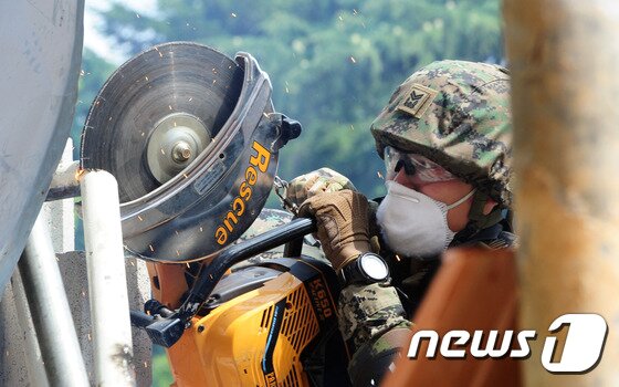 본문 이미지 - 30일 오후 전북 익산시 제7공수여단에서 실시한 재난구조부대 임무수행능력 평가 중 구조부대원들이 절단기로 막힌 통로를 뚫고 있다.2016.6.30/뉴스1 ⓒ News1 문요한 기자
