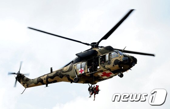 본문 이미지 - 30일 오후 전북 익산시 제7공수여단에서 실시한 재난구조부대 임무수행능력 평가 중 구조부대원들이 응급헬기로 옥상에서 인명을 구조하고 있다.2016.6.30/뉴스1 ⓒ News1 문요한 기자