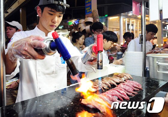본문 이미지 - 24일 오후 전북 전주시 남부시장 야시장에서 총각네 스시 직원이 불초밥을 만들고 있다.2016.6.24/뉴스1 ⓒ News1 문요한 기자