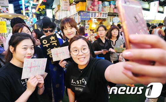 본문 이미지 - 24일 오후 전북 전주시 남부시장 야시장에서 볼링대회를 위해 전주를 방문한 충북도청 선수들이 야시장 서포터즈와 함께 셀카를 찍고 있다.2016.6.24/뉴스1 ⓒ News1 문요한 기자