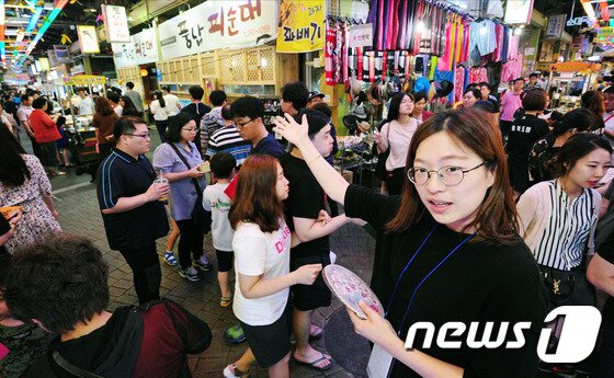 본문 이미지 - 전주시 남부시장 야시장에서 야시장과 청년몰의 운영을 맡은 양소영 매니저가 시장 설명을 하고 있다.2016.6.24/뉴스1 ⓒ News1 문요한 기자