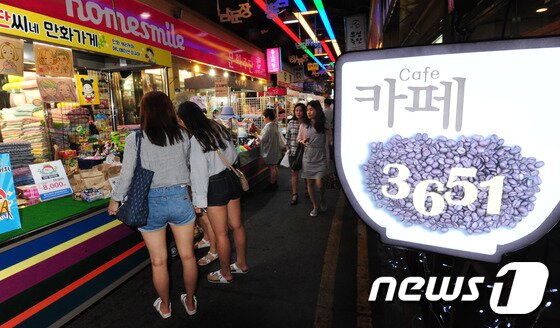 본문 이미지 - 24일 오후 전북 전주시 남부시장이 젊은 관광객들의 취향에 맞게 카페와 만화가게 등으로 변하고 있다.2016.6.24/뉴스1 ⓒ News1 문요한 기자