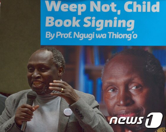 본문 이미지 - 케냐 소설가 응구기 와 시옹오ⓒ AFP=News1