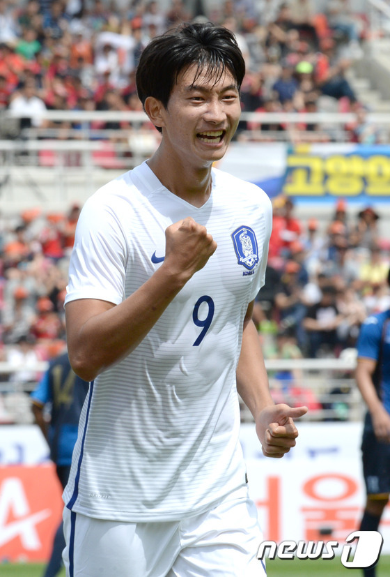 (고양=뉴스1) 이광호 기자 = 4일 오전 경기 고양종합운동장에서 열린 2016 4개국 올림픽국가대표 축구대회 대한민국과 온두라스의 경기에서 상대 수비수의 핸들링 반칙으로 얻은 패 …