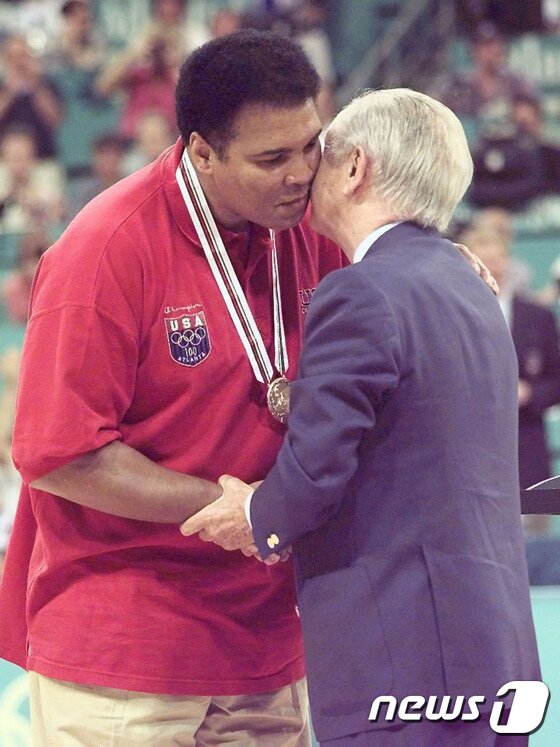 본문 이미지 - 복싱 전설 무하마드 알리가 3일(현지시간) 별세했다. 사진은 지난 1996년 애틀랜타 올림픽에서 알리가 특별 금메달을 수여받는 모습. /AFP=뉴스1 ⓒ News1