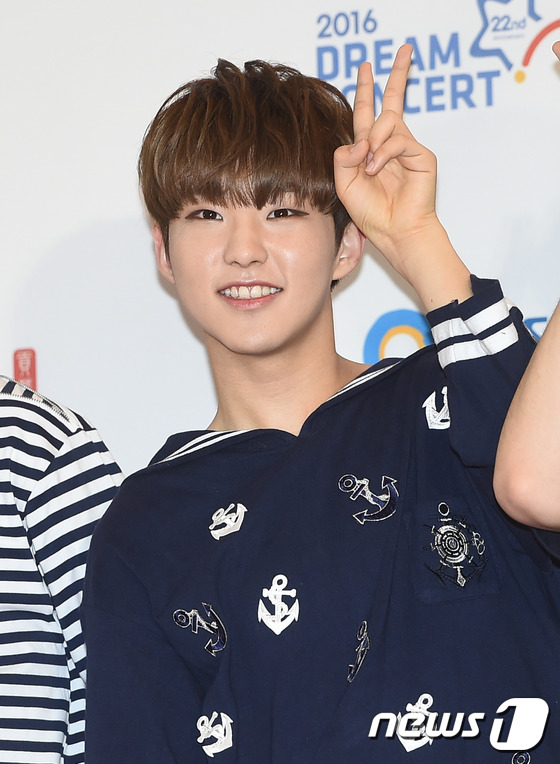 (서울=뉴스1스타) 고아라 기자 = 세븐틴 호시가 4일 마포구 성산동 서울월드컵경기장에서 열린 '제22회 사랑한다 대한민국 2016 드림콘서트'에 참석해 포즈를 취하고 있다.