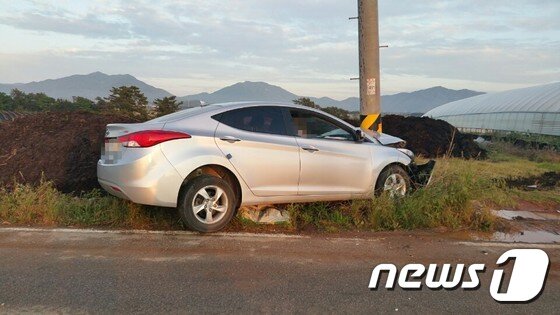 날아온 파리 쫓다가”…승용차량 전봇대와 충돌,1명 부상