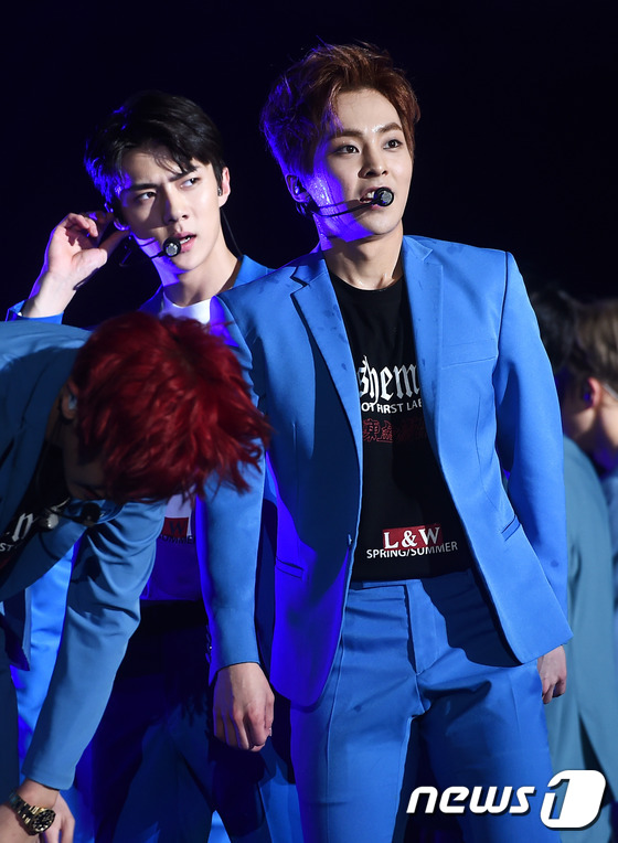 (서울=뉴스1스타) 고아라 기자 = 엑소(EXO) 세훈, 시우민(오른쪽)이 4일 오후 마포구 성산동 서울월드컵경기장에서 열린 '제22회 사랑한다 대한민국 2016 드림콘서트'에서 …