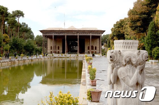 본문 이미지 - ‘40개의 기둥’이라는 뜻을 가진 압바스왕조의 궁전인 체헬소툰. 소박한 외관이 아름답다. ⓒ News1 이상문 기자.