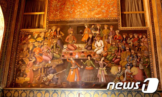 본문 이미지 - 체헬소툰 내부의 세밀화 중 유럽과의 교류가 빈번했음을 알리는 그림. 여기에 등장하는 악기와 복식은 당대 페르시아 문명을 짐작하게 해 준다. ⓒ News1 이상문기자.