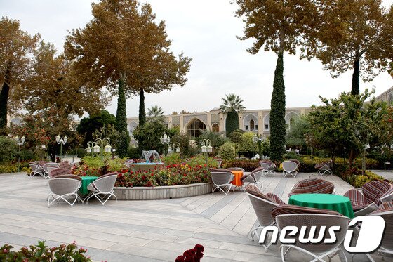 본문 이미지 - 하쉬트 베헤쉬트 궁전과 잇댄 압바스 호텔의 정원. 이 곳은 과거 카라반들의 숙소로 사용됐던 카라반사라이가 있던 곳이다. ⓒ News1 이상문 기자.