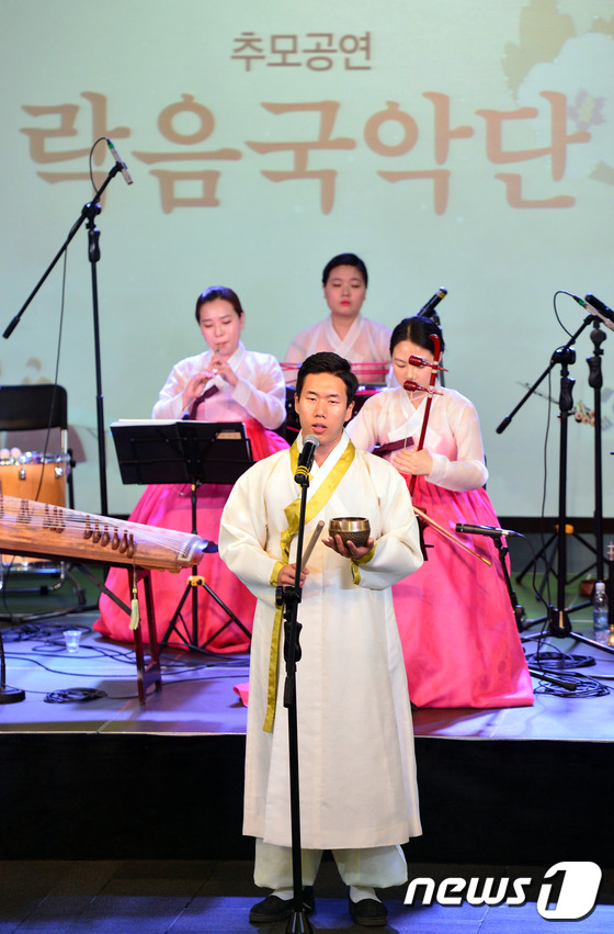 (서울=뉴스1) 최현규 기자 = 현충일인 6일 오후 서울 중구 시청 지하 시민청에서 락음국악단 단원들이 현충일 추모공연 '씻김굿'을 펼치고 있다. '씻김굿'은 조국을 위해 희생한 …