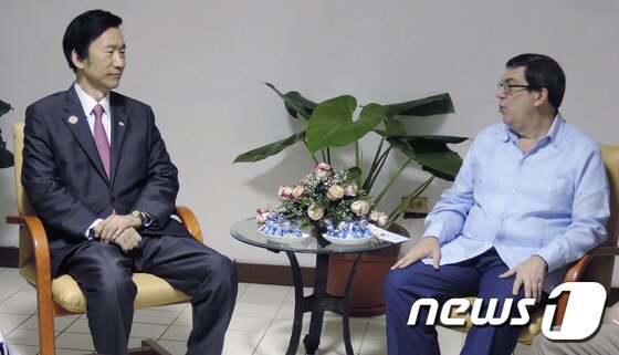 본문 이미지 - 2016년 6월5일(현지시간) 당시 쿠바를 방문 중인 윤병세 외교부 장관이 쿠바 아바나시 컨벤션 궁에서 브루노 로드리게스 쿠바 외교장관과 회담을 하고 있다.(외교부 제공) 2016.6.6/뉴스1