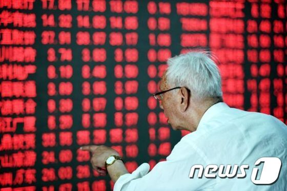 본문 이미지 - 중국의 한 증권사 객장ⓒ AFP=News1