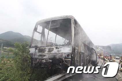 (영동=뉴스1) = 6일 오전 7시 52분께 충북 영동군 황간면 경부고속도로 서울방면 황간터널 전 219km 지점에서 고속버스(운전자 김모씨·57)가 가드레일을 충돌했다.사고 후 …