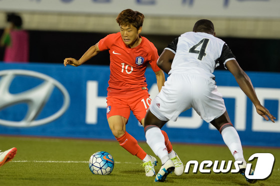 (부천=뉴스1) 유승관 기자 = 6일 경기 부천종합운동장에서 열린 2016 4개국 올림픽국가대표 축구대회 대한민국과 덴마크의 경기에서 대한민국의 류승우가 돌파를 시도하고 있다. 2 …