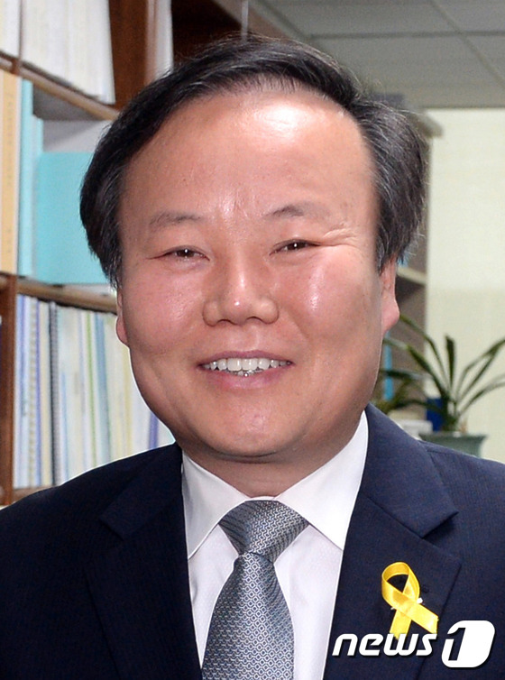 (서울=뉴스1) = 청와대가 8일 정무수석에 김재원 전 의원을 임명했다. 김 전 의원은 17,19대 의원과 당 전략기획본부장, 대통령 정무특보 등을 역임했다. (뉴스1DB) 201 …