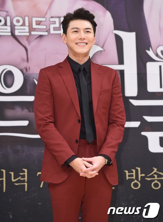 본문 이미지 - 배우 송재희가 8일 오후 서울 목동 SBS사옥에서 열린 일일드라마 '당신은 선물'(극본 이문휘, 오보현 / 연출 윤류해) 제작발표회에 참석해 활짝 미소 짓고 있다. ⓒ News1star/ 고아라 기자