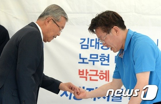 본문 이미지 - 김종인 더불어민주당 비대위 대표가 8일 서울 광화문광장에서 지방재정 개편에 반발해 무기한 단식농성 중인 이재명 성남시장을 찾아 격려하고 있다. 2016.6.8/뉴스1 ⓒ News1 오대일 기자