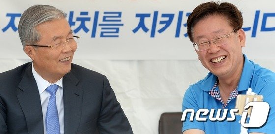 본문 이미지 - 김종인 더불어민주당 비대위 대표가 8일 서울 광화문광장에서 지방재정 개편에 반발해 무기한 단식농성 중인 이재명 성남시장을 찾아 격려하고 있다. 2016.6.8/뉴스1 ⓒ News1 오대일 기자