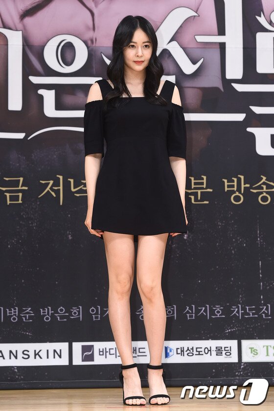 본문 이미지 - 배우 허이재가 8일 오후 서울 목동 SBS사옥에서 열린 일일드라마 '당신은 선물' 제작발표회에서 블랙 미니 원피스로 러블리한 매력을 발산하고 있다. ⓒ News1star/ 고아라 기자