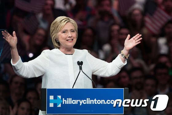 본문 이미지 - 힐러리 클린턴 미국 민주당 대선후보가 7일(현지시간) 지지자들을 향해 활짝 웃고 있다. ⓒ AFP=뉴스1