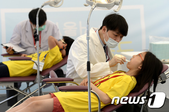 (서울=뉴스1) 안은나 기자 = 9일 오전 서울 종로구 청계광장에서 열린 제1회 서울시민 구강보건의 날 식전행사 '건치아동 선발대회'에 참가한 어린이들이 구강 검진을 받고 있다. …