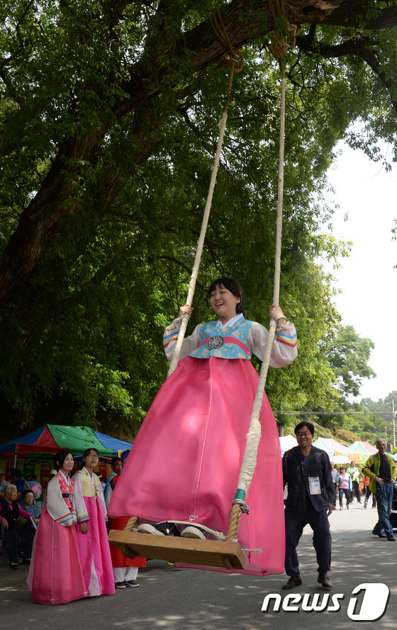 (대전ㆍ충남=뉴스1) 주기철 기자 = 단오날인 9일 오전 대전 동구 판암 2동 쌍청당공원 특설무대에서 열린 ‘제15회 판음골 단오한마당’에서 한복을 입은 한 여학생이 그네뛰기를 하 …