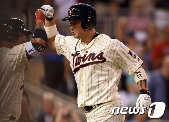 본문 이미지 - 박병호&#40;30·미네소타 트윈스&#41;가 8일&#40;현지시간&#41; 미국 미네소타주 미니애폴리스 타깃 필드에서 열린 2016 메이저리그 마이애미 말린스와의 경기에 6번 지명타자로 출전, 4-5로 뒤지던 6회말 1사에서 천웨인을 상대로 좌중월 솔로포를 때려낸 뒤 동료인오스왈도 아르시아로부터 축하를 받고 있다. ⓒ AFP=뉴스1 ⓒ News1 최종일 기자