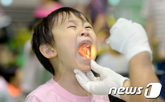(대전ㆍ충남=뉴스1) 주기철 기자 = ‘구강보건의 날’인 9일 오후 대전과학기술대학교에서 대전시 치과의사회 소속의 의사들이 지역의 유치원과 어린이집원생을 대상으로 무료 구강 검진을 …