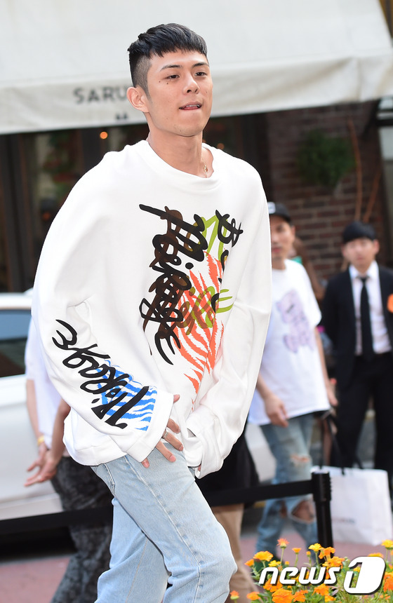 (서울=뉴스1스타) 권현진 기자 = 래퍼 빈지노가 9일 오후 서울 신사동 가로수길 피프티 피프티에서 열린 코스메틱 브랜드 키엘 사회공헌 캠페인 ‘네이처앤더시티’ 행사에 참석하고 있 …