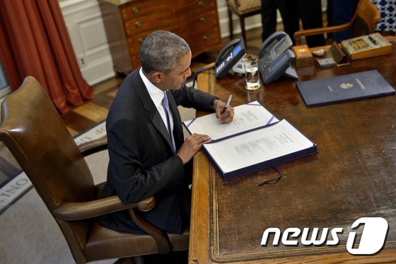 [사진] 오바마. 푸에르토리코 구제법안 서명